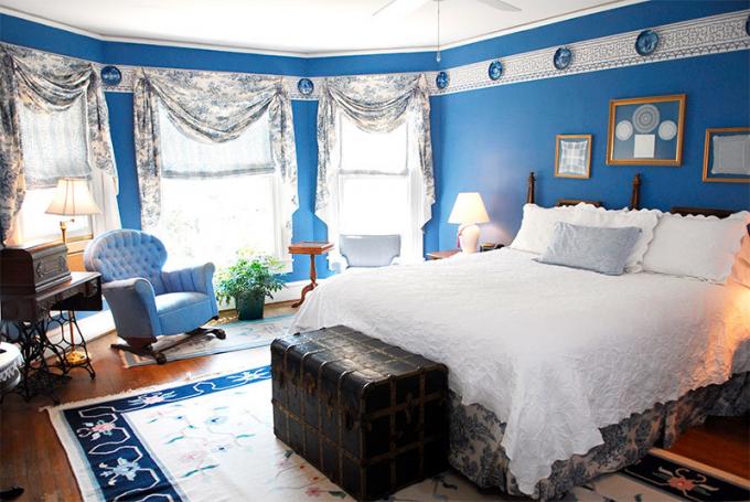 צילום חדר שינה עם קירות כחולים לצמצום שטח