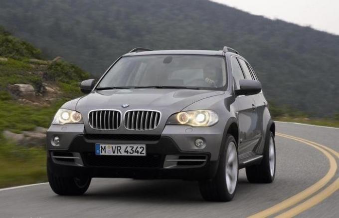  גרמני פופולארי מוצלב BMW X5 E70 בגוף. | תמונה: www.autoevolution.com.