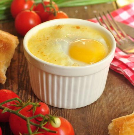 ביצים-Kokot - מאכל אהוב הצרפתי.