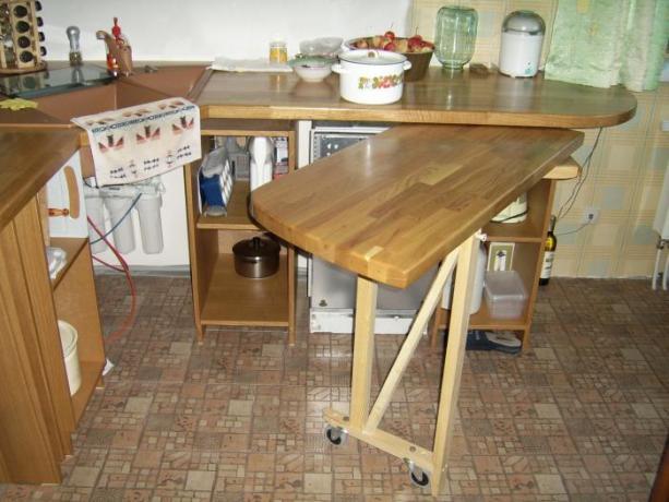 בתצלום - שולחן נשלף במטבח קטן
