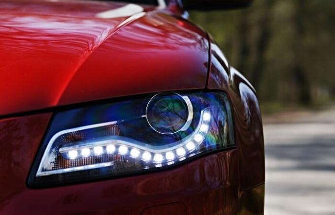 מנורות LED בפנסי מכונית למכונית.