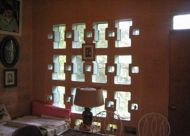 תאורה מקורית עם חלונות יוצא דופן.