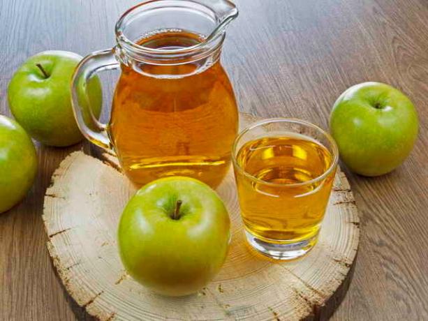 כדי להכין משקה ויטמין תוצרת בית, לקחת אפילים של © ofazende.ru תפוחים