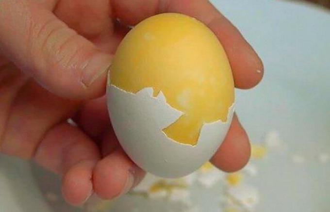 איך לבשל ביצה חלמון החוצה.