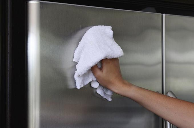 קל לנקות את החלק החיצוני של המקרר עם מים וסבון