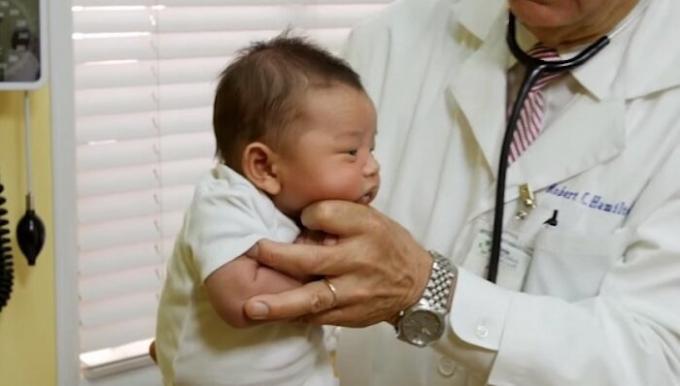 איך להרגיע תינוק בוכה במשך כמה שניות: המועצה רופא ילדים עם 30 שנות ניסיון
