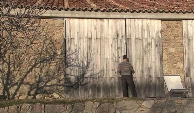 אסם במקום בית מוגמר: מה מסתתר מאחורי דלת המבנה הישנה היומרנית