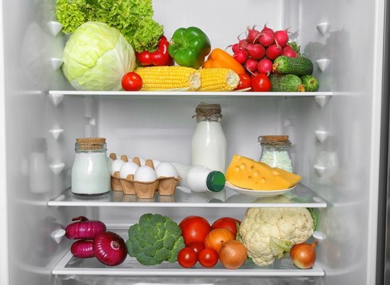 מלא את המקרר במזון מהרשימה הנדרשת לבישול במשך השבוע