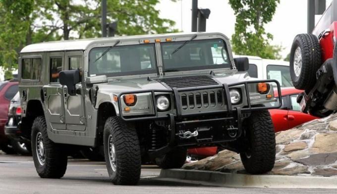 האמר H1 - גרסה אזרחית של SUV צבא ארה"ב. | תמונה: cheatsheet.com.