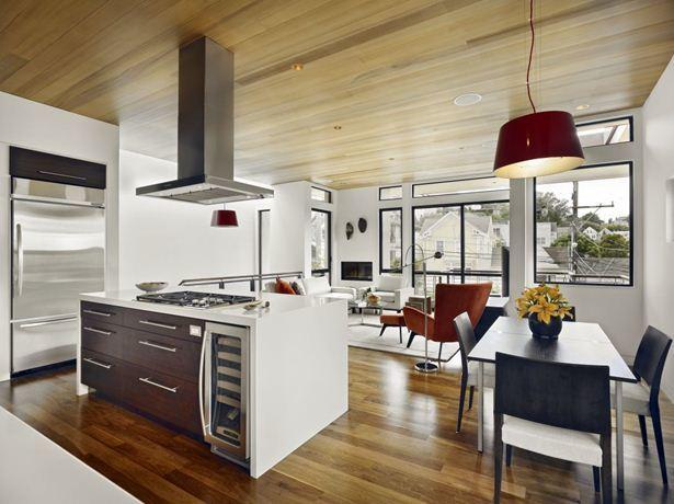 בהחלט שווה לבחור בתקרות עץ למטבח אם החדר מעוצב בסגנון אקולוגי או שהרצפה מרופדת בפרקט / למינציה.