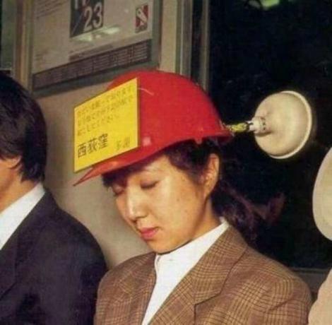 יפנית לעתים קרובות כל כך עייף שאני נרדם אפילו בעמידה בתחבורה ציבורית. / צילום: humourdemecs.com