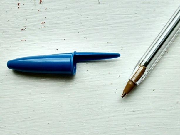 החורים בפקק של עט כדורים עשו עם מניע נסתר. / צילום: eonline.lk