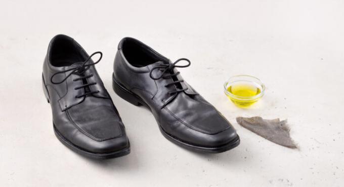 נעליים ניתן לנקות היטב עם שמן זית. / צילום: img.thrivemarket.com