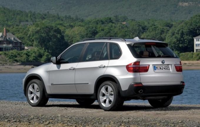 Mid-size יוקרה מוצלבת שני דור X5 BMW. | תמונה: autodmir.ru.