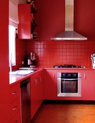 צבע אדום בפנים המטבח