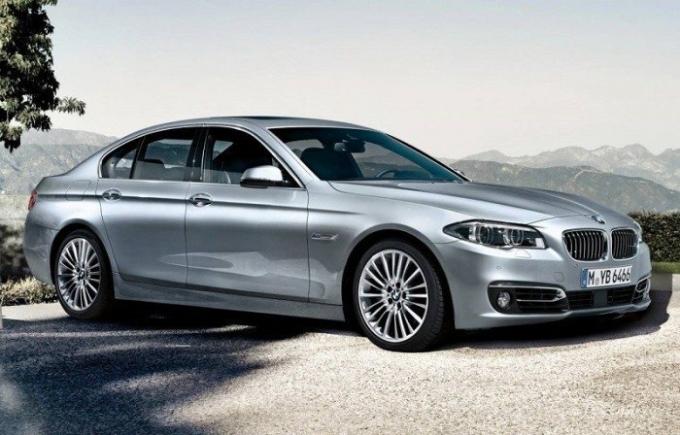 ברמה עסקית כסף סדאן BMW 535i 2014. | תמונה: cheatsheet.com.
