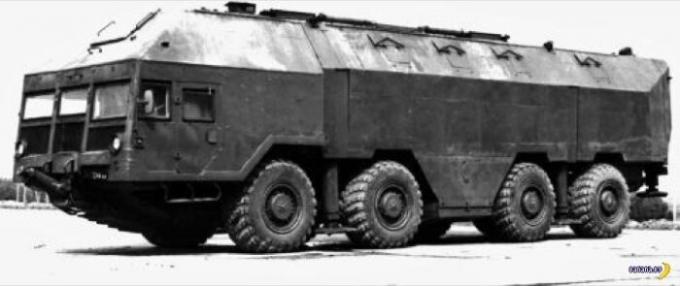 רכב MAZ-שטח צבאי ענק שיכול לצאת מן הקרקע