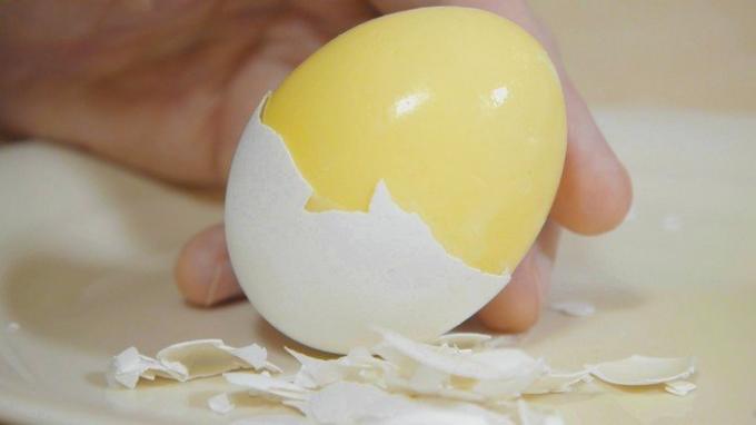 איך להכין "ביצי זהב" או ביצים מקושקשות במעטפת