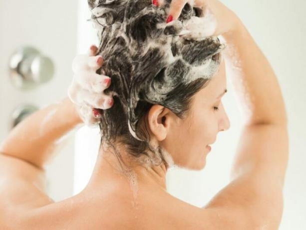 לשטוף את השיער שלך אינו מומלץ לעתים קרובות יותר 2-3 פעמים בשבוע. / צילום: conteudo.imguol.com.br. 