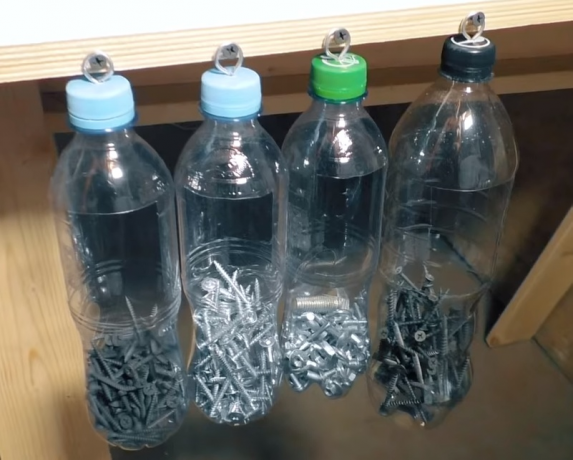 בקבוק הפלסטיק הוא נוח לאחסן את הדברים מתכת קטנים