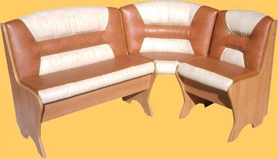 ריפוד הדמוי מעור של הספה לא ניתן להבחין כמעט בטבעי.