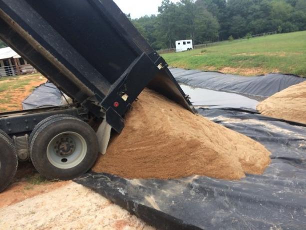 תחתית הברכה מלאה 60 טונות של חול. | תמונה: imgur.com/a/5JVoT#R7pfR1j.