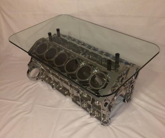 בלוק צילינדר מנוע יגואר V12, אשר עשוי שולחן אופנתי ופרקטי.