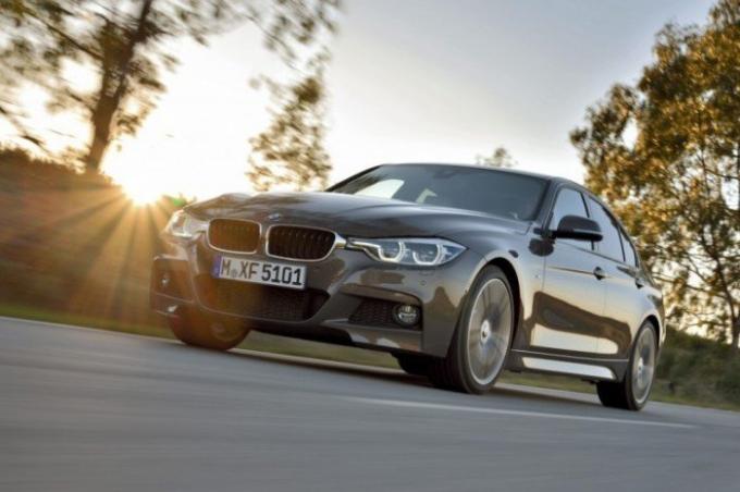 סדאן העממי הבווארית BMW 3 Series עבור 2015. | תמונה: cheatsheet.com.