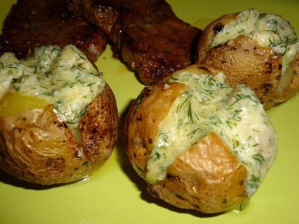 תפוחי אדמה אפויים עם גבינה.