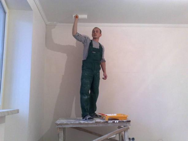 בתצלום - כיצד לצבוע את התקרה במטבח במו ידיכם.