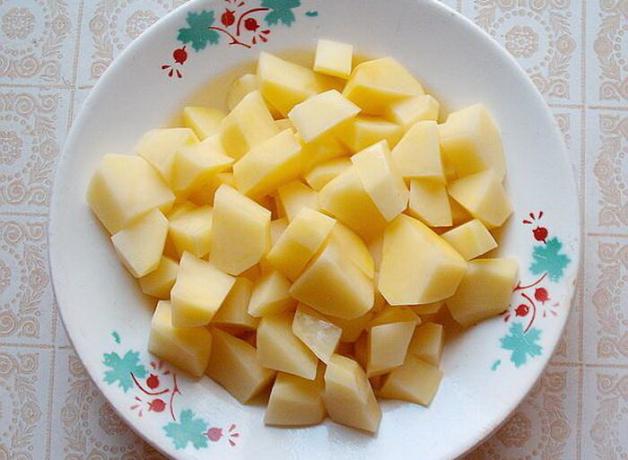 קוביות תפוחי אדמה קטנים בעת בישול לספוג יותר מדי נוזלים.