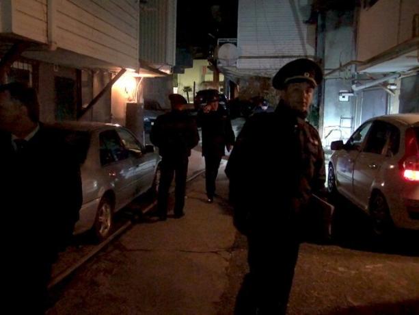 סוצ'י המשטרה שוב עורכים פשיטות על מוסכים ברחוב אלפיני.