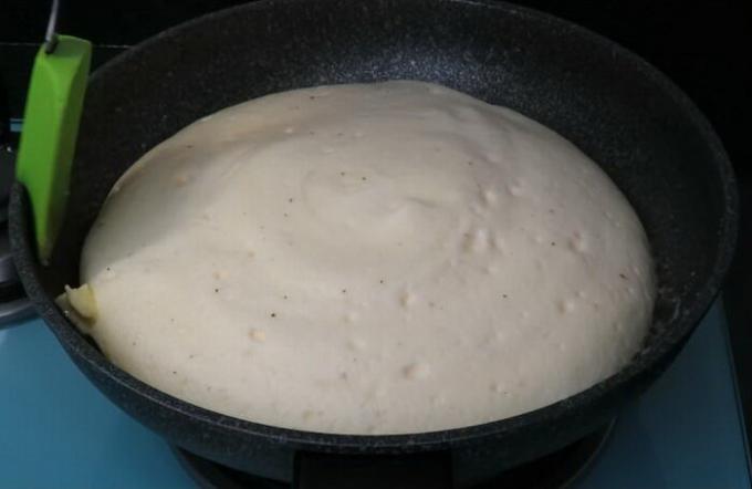 אחרי - להוסיף חתיכות של החמאה במחבת ומטגנים עוד דקה חביתה בלי מכסה.