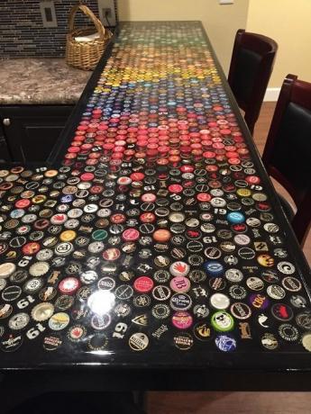 משטח השולחן, שמשופע 2530 כובעים.