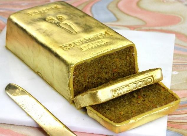 עוגת גזר בצורה של מטיל זהב.
