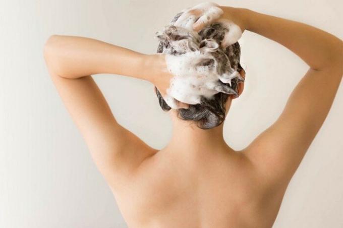 מה שמפו הפופולרי להזיק לשיער ללא רחם (ומה להחליף אותו)