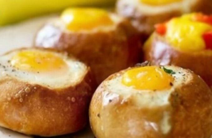 ביצים מקושקשות בלחמנייה - מאכל איטלקי מסורתי.
