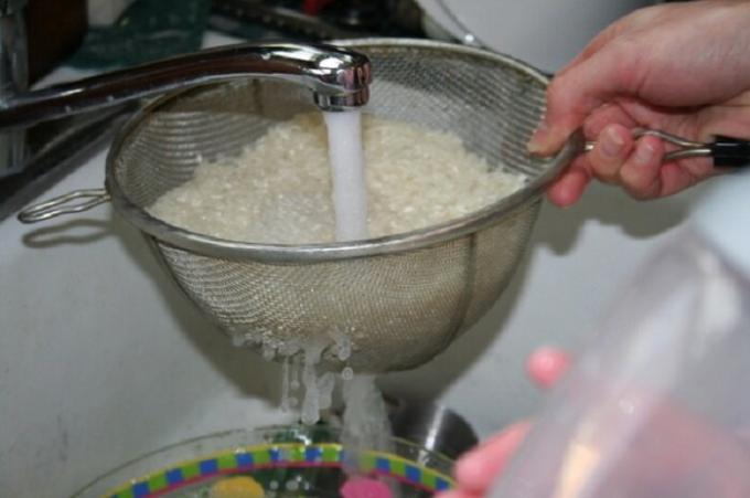 לשטוף את האורז במסננת בנוח עם מים זורמים.