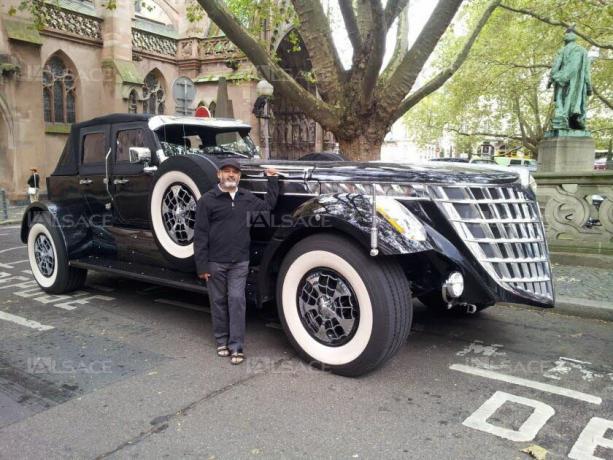 שייח חמד בן חמדאן אל נהיאן, עם מכוניתו עכביש ענק בשטרסבורג
