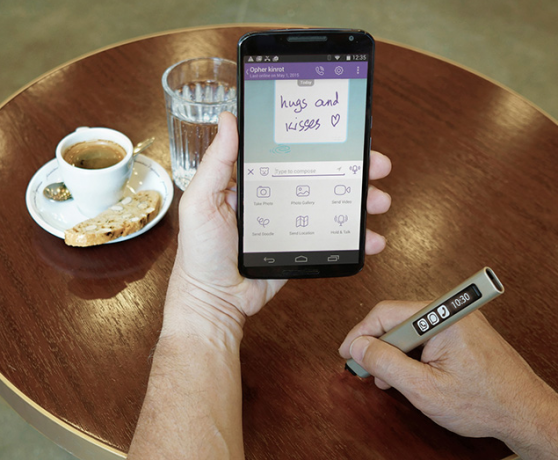 עם Phree הדיגיטלי Stulus יכול לכתוב על כל משטח - מילות הסקיצות מיידיות להופיע על המסך של הטלפון החכם שלך
