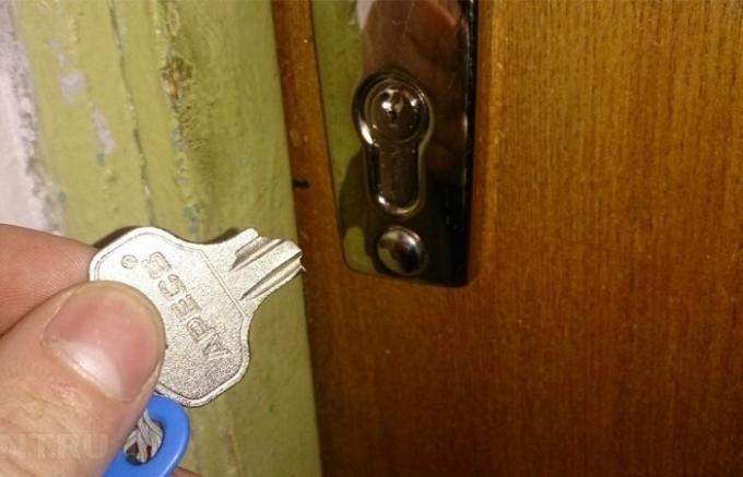  מפתח שבורה בתוך המנעול.