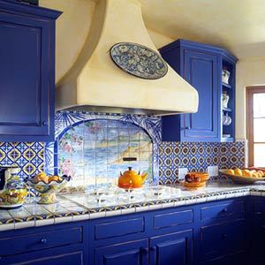 צילום מטבח כחול על רקע קירות בהירים