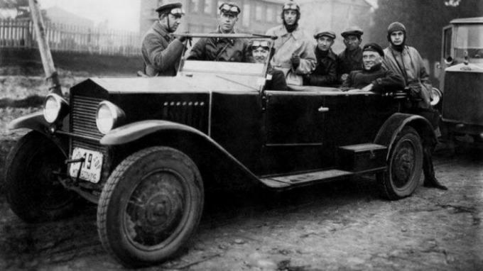המכונית היתה מותרות לפני המלחמה.