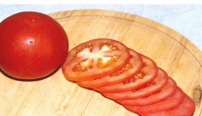עגבניות, לחתוך לפרוסות.