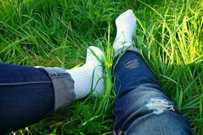 כיצד לשטוף את גרביים לבנים על כתמי דשא או מזון. פרסומת. 