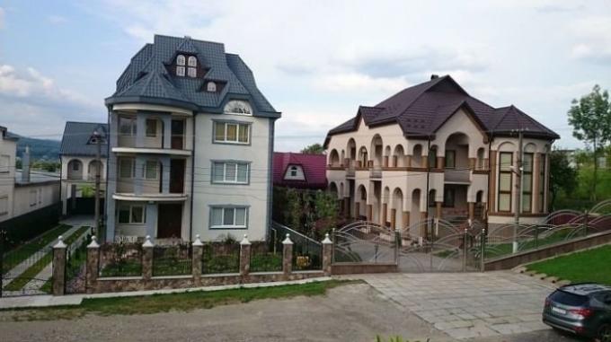 התחתון Apsha - הכפר העשיר באוקראינה.