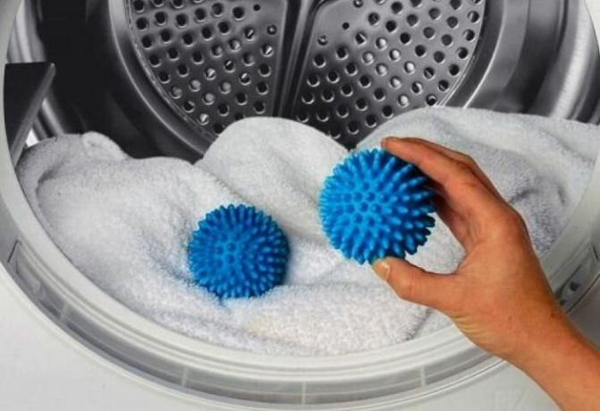 כדורי גומי כדי לעזור להתפיח את ערימת הכביסה.