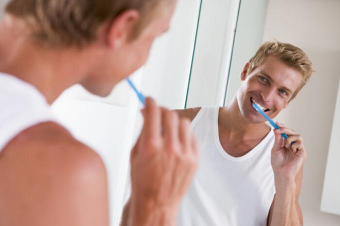 להתקלח, ואל תשכחו לנקות את השיניים ביסודיות. / צילום: static5.depositphotos.com. 