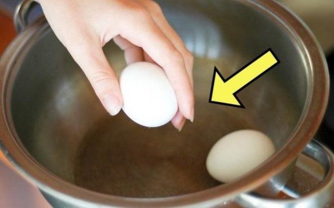 מרתיחים את הביצים, אשר ניתן לנקות בתוך שבריר שנייה.
