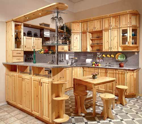 מטבח למעון קיץ מעץ אורן (36 תמונות): הוראות וידאו לבחירת ריהוט מטבח מעץ במו ידיכם, מחיר, תמונה